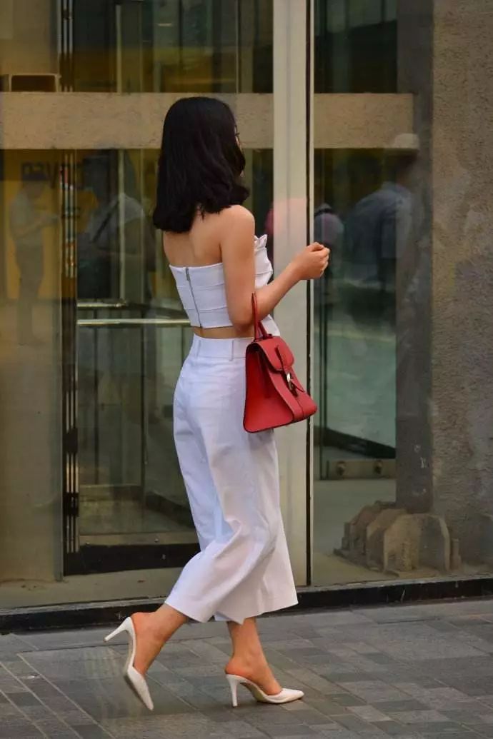 适度的露肤反而会有显瘦的效果,恰到好处的展现身材