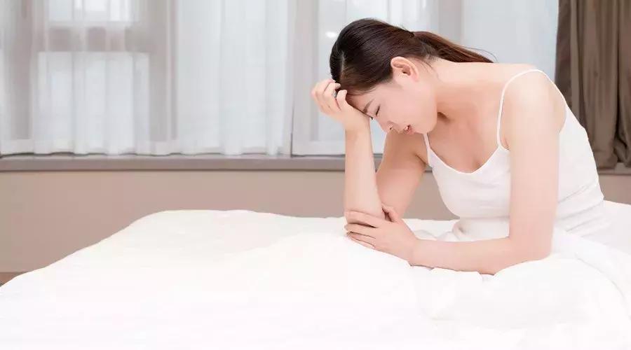 手脚冰凉宫寒做什么动作,女性宫寒手脚冰凉怎么调理好得快