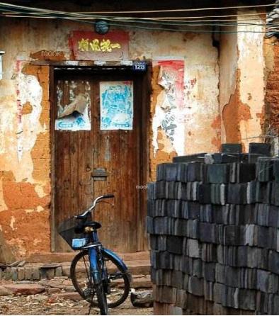 对门邻居门框上挂的东西,邻居门对门门把手上挂东西