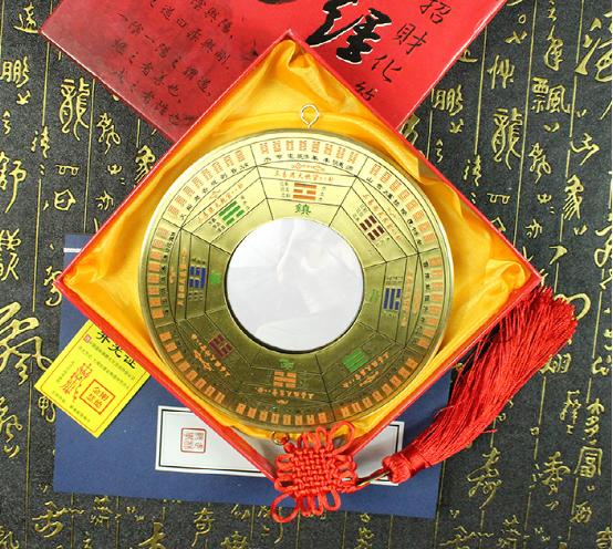 对门邻居门框上挂的东西,邻居门对门门把手上挂东西