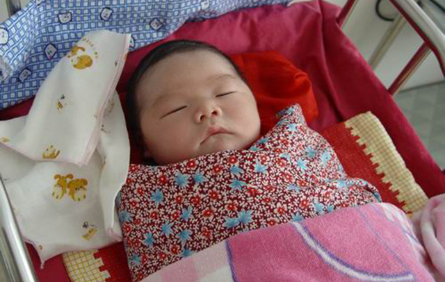 宝宝一周没拉大便打屁很臭,宝宝一周多没拉粑粑了怎么办