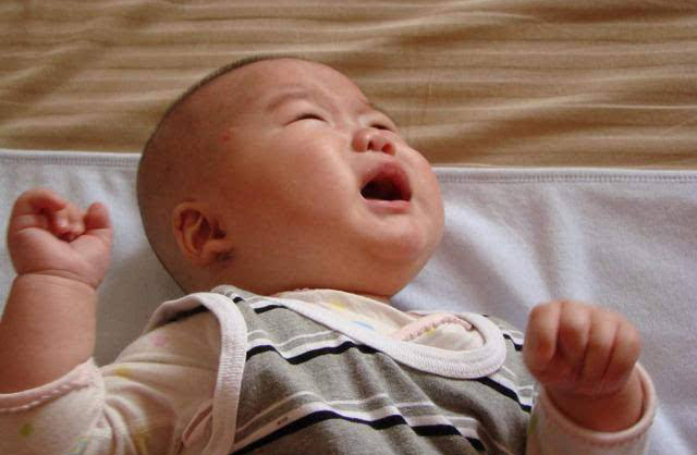 宝宝一周没拉大便打屁很臭,宝宝一周多没拉粑粑了怎么办