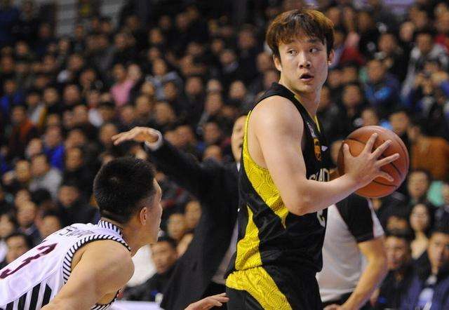 四大绯闻主帅人选缠身，山东男篮一大悬念待破解，一人被*疆新**截胡