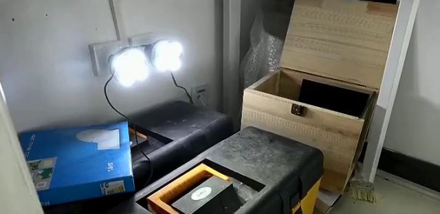 公司女厕所突然装了两盏LED灯还多了个神秘木盒