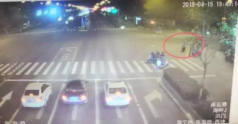 警察抓住一个妹子,警察抓了女特工