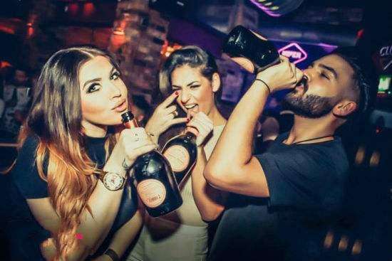 男子当保安却碰上了刁蛮的董事长,男子当保安却被美女看中