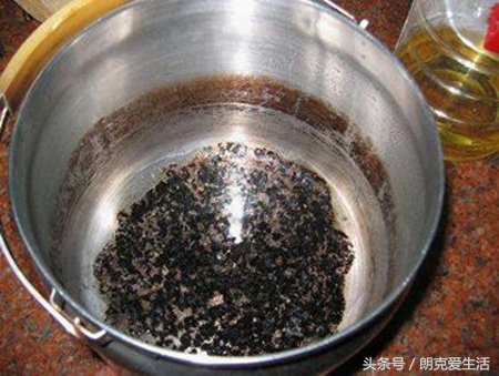 锅子烧焦后怎么处理干净,锅内严重烧焦变黑小妙招