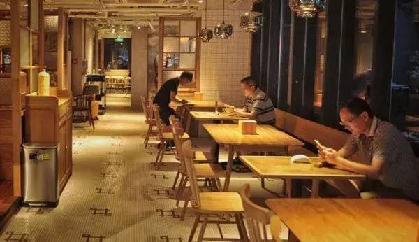 硬刚美团饿了么的星巴克，用的是什么奇招