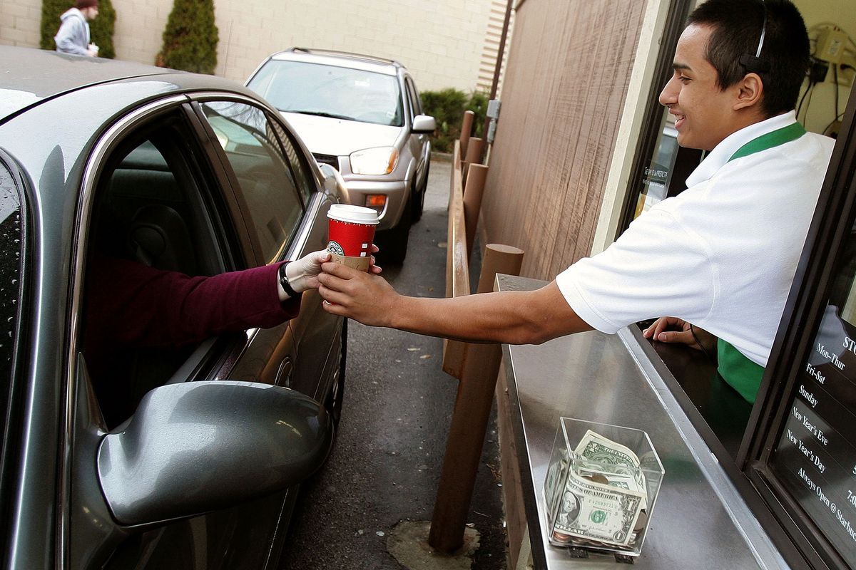 硬刚美团饿了么的星巴克，用的是什么奇招