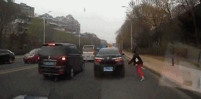 搞笑gif段子比较魔性,搞笑gif段子让你们嘚瑟