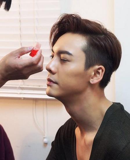 杨幂娜扎同款,杨幂娜扎同框烟熏妆