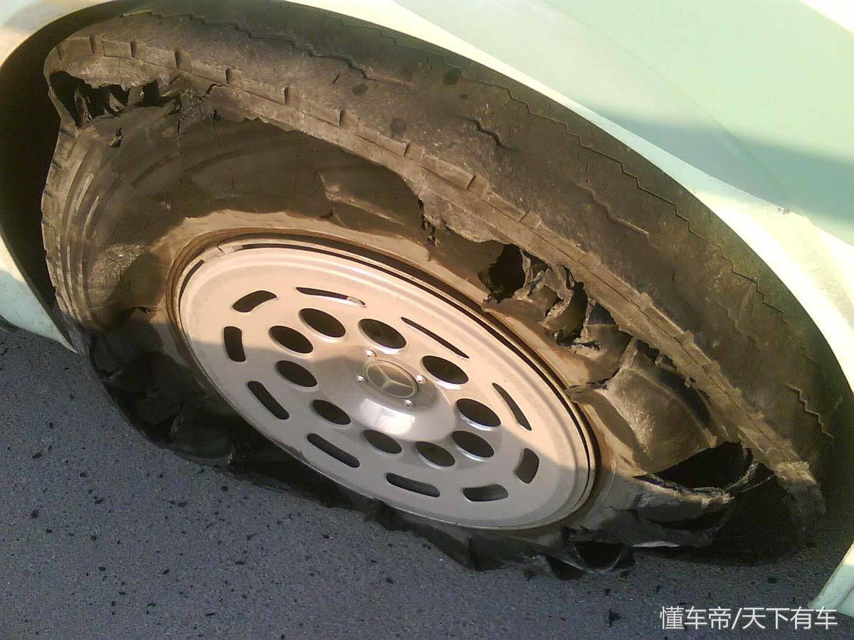 爆胎保命最佳方法,爆胎挽救