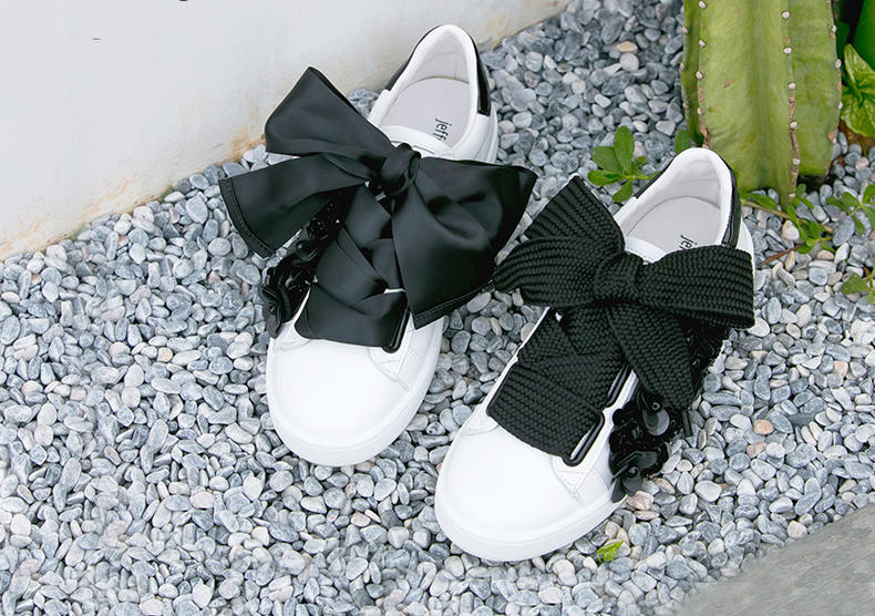 给鞋子打蝴蝶结,给鞋子绑丝带