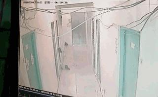 女子险遭侵犯被出租车司机救下,女子险被陌生人拉走