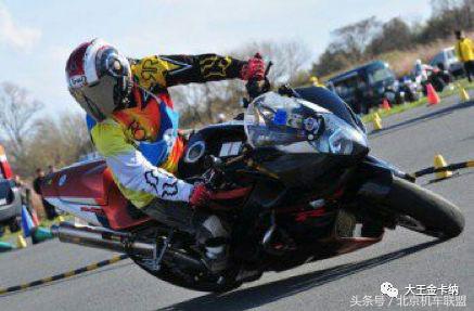 摩托车u型转弯,摩托车u型弯道拐弯正确方法