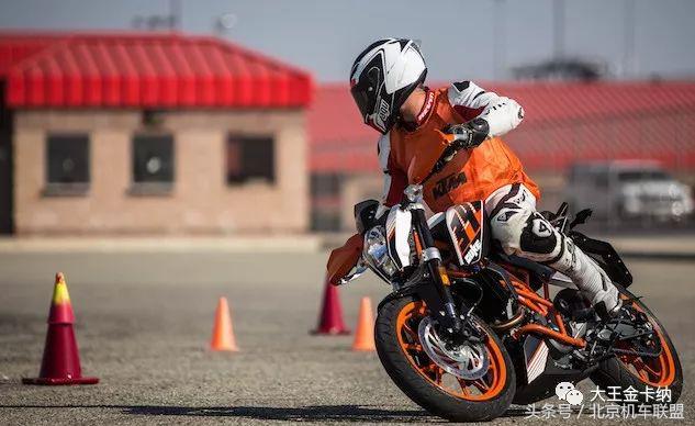 摩托车u型转弯,摩托车u型弯道拐弯正确方法