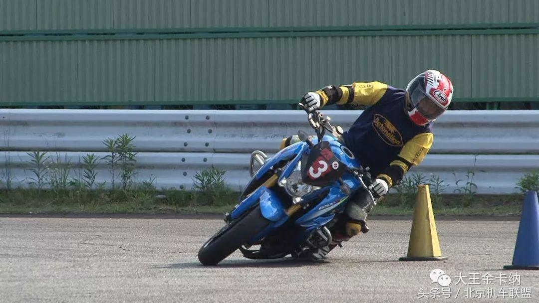 摩托车u型转弯,摩托车u型弯道拐弯正确方法