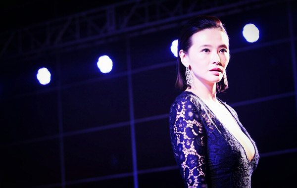 24岁成名,因吸毒自毁前程,41岁嫁小15岁老公,今为怀孕增肥