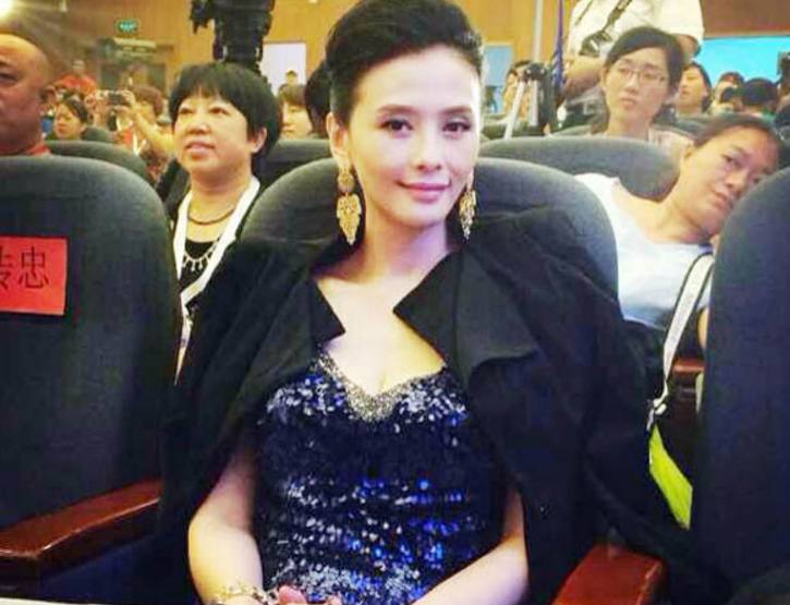 24岁成名,因吸毒自毁前程,41岁嫁小15岁老公,今为怀孕增肥