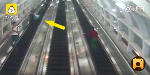 扶梯行李箱滑落救人,乘坐扶梯行李箱滚落铲飞了人