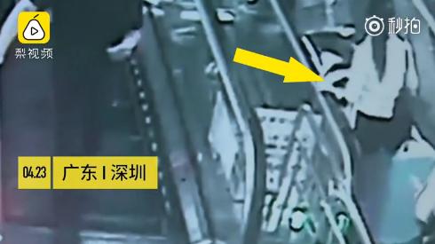 扶梯行李箱滑落救人,乘坐扶梯行李箱滚落铲飞了人