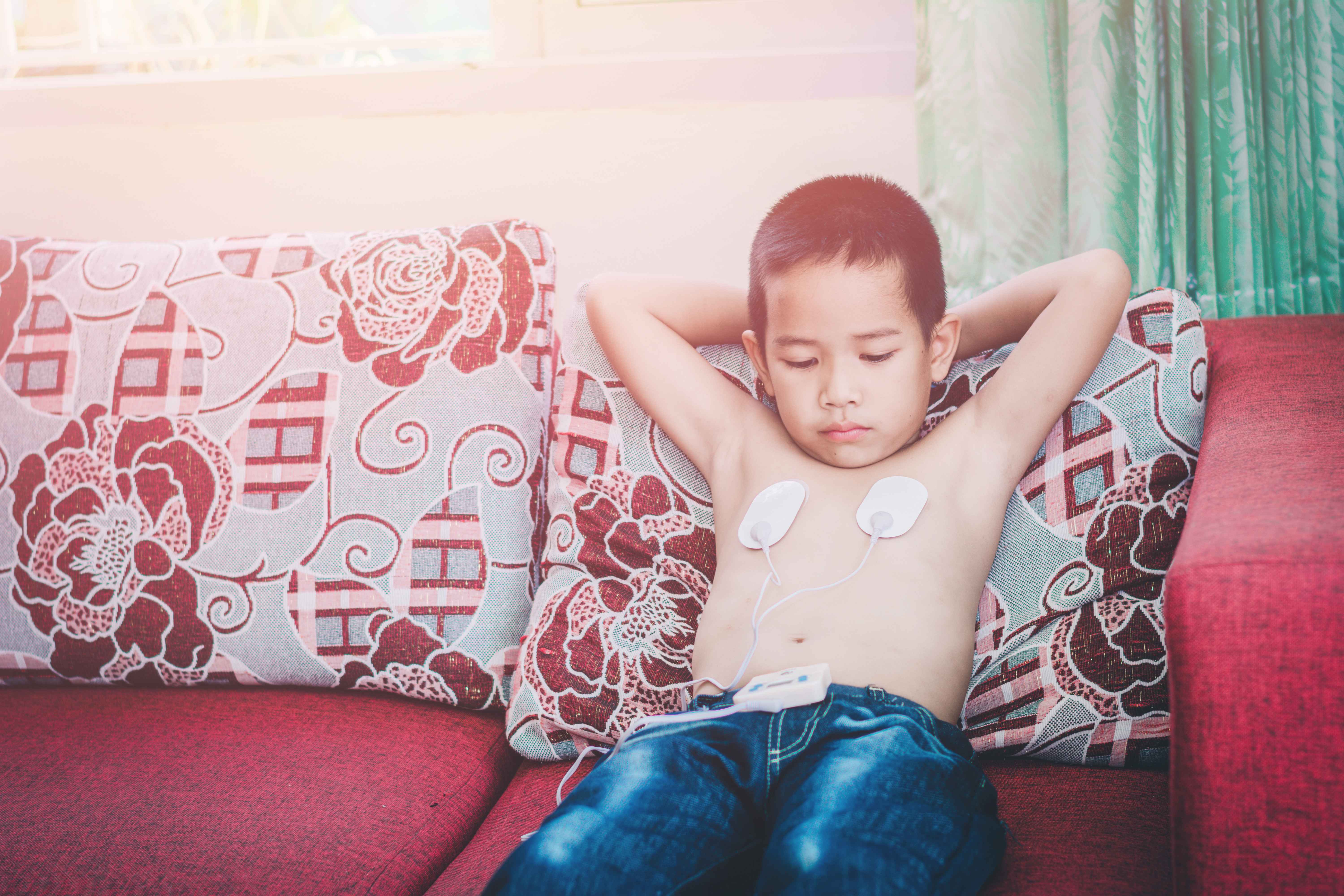 婴儿吃蝌蚪,妈妈喂孩子吃活蝌蚪