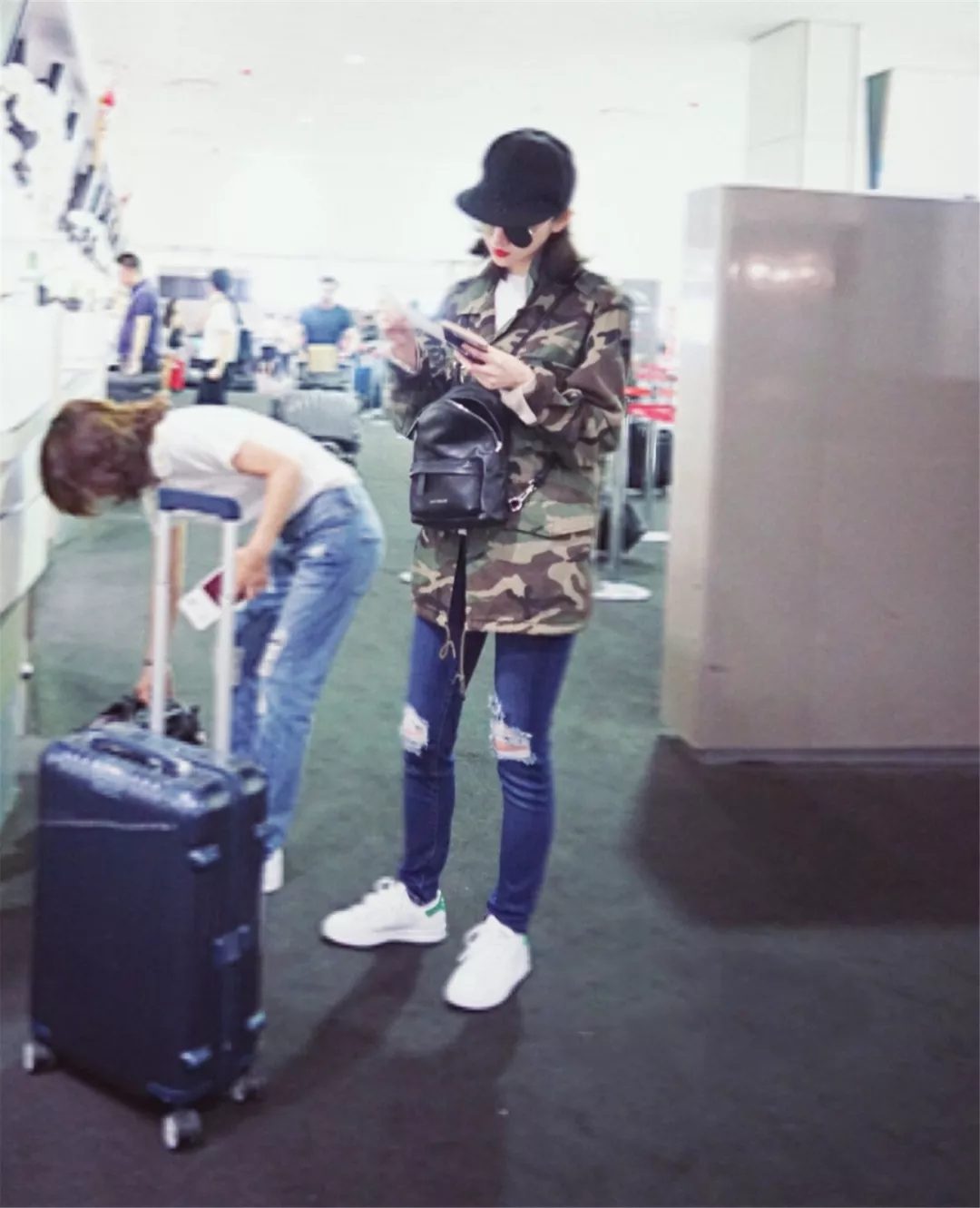 女生秋冬季迷彩外套搭配,好看迷彩服女外套