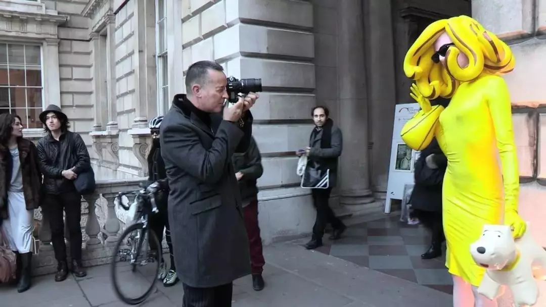 备受欧美时尚圈宠爱的真人*气娃充**娃,每次看秀都坐在第一排