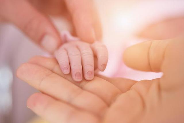 是什么原因导致一个4岁女孩把芭比娃娃塞入*体下**？