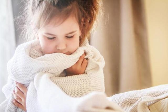 是什么原因导致一个4岁女孩把芭比娃娃塞入*体下**？