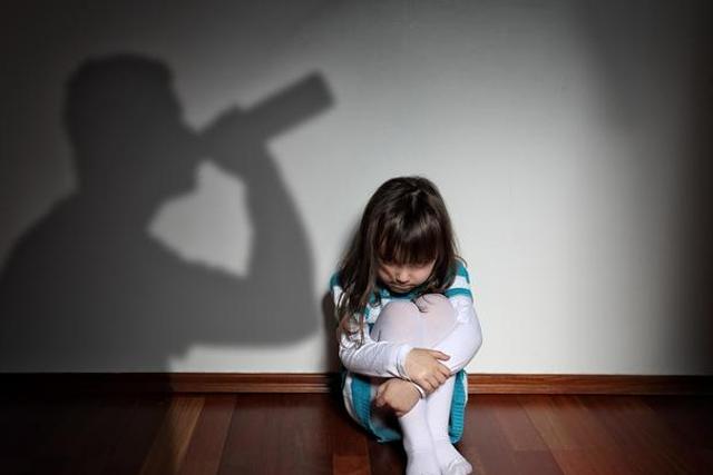 是什么原因导致一个4岁女孩把芭比娃娃塞入*体下**？