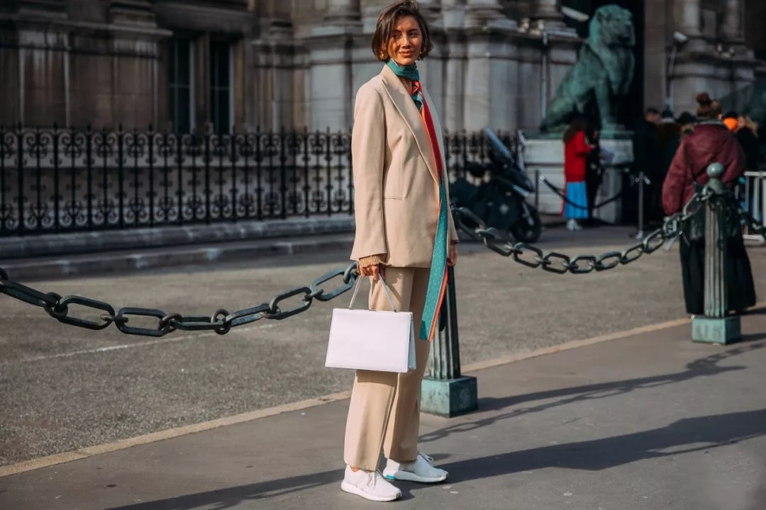 胸大腰粗穿什么才好看,胸比较大的女人怎么穿显瘦