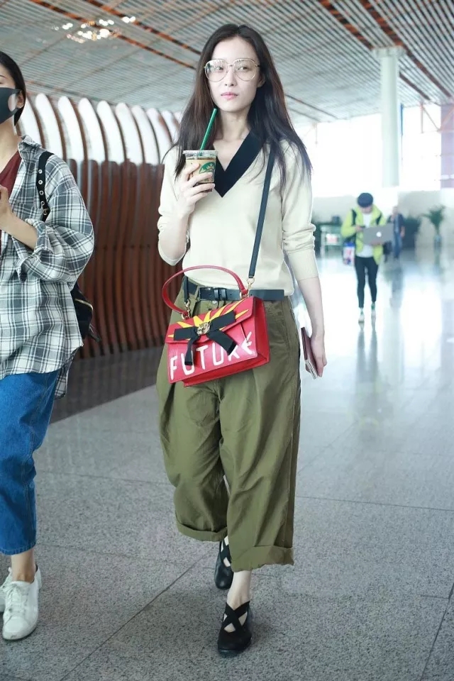 v字领搭配什么假领好看,v字领太长怎么搭