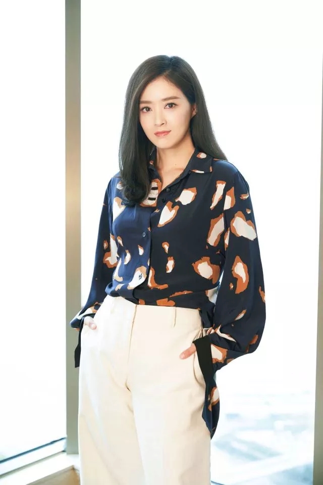 v字领搭配什么假领好看,v字领太长怎么搭