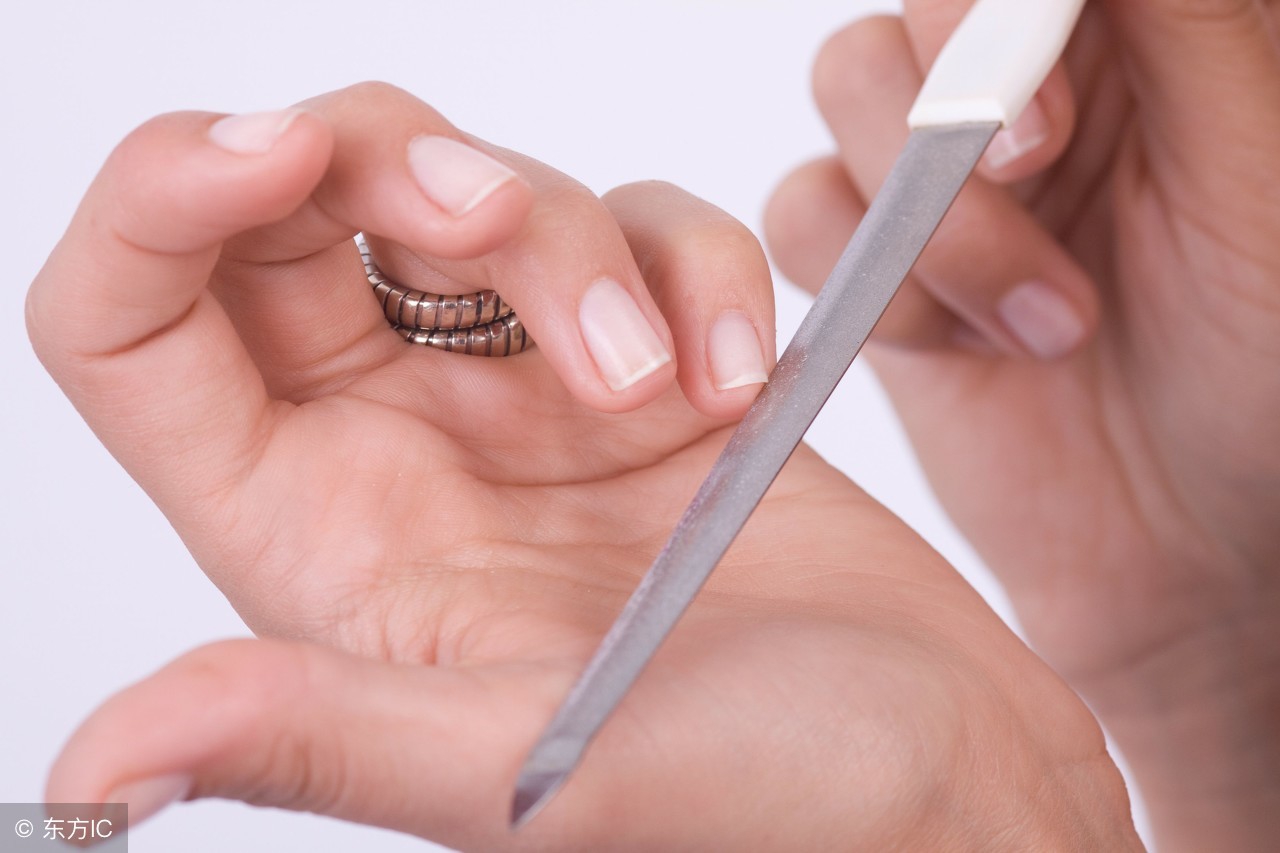 指甲上的半月痕是软的,指甲上的半月痕到底是什么