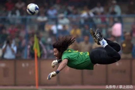 那些门将的神级扑救,足坛门将那些不可超越的瞬间