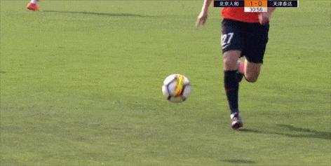 中超断腿飞铲事件,中超关键战1断腿式飞铲外援膝盖