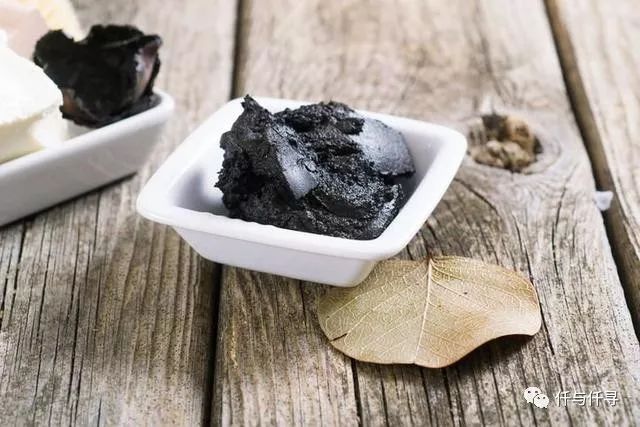 用完车祸女介绍的眼线同品牌粉底，要用9款泥膜做深层清洁才足够