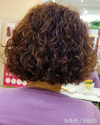 烫发怕老气慵懒锁骨烫时尚又减龄,羊毛卷冷烫怎么烫才不显老气