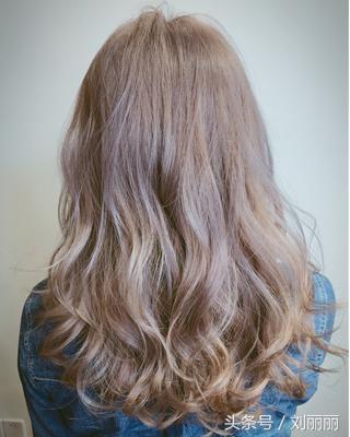 烫发怕老气慵懒锁骨烫时尚又减龄,羊毛卷冷烫怎么烫才不显老气