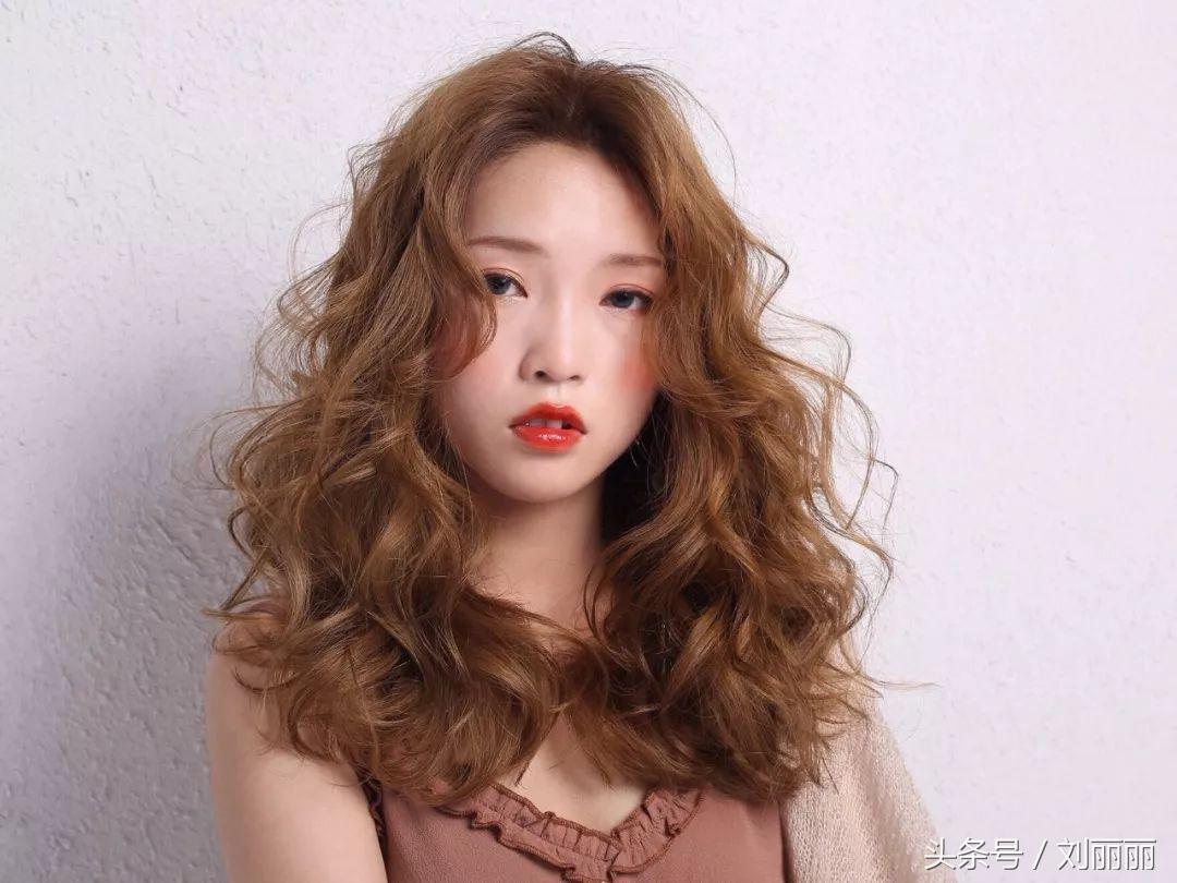 烫发怕老气慵懒锁骨烫时尚又减龄,羊毛卷冷烫怎么烫才不显老气