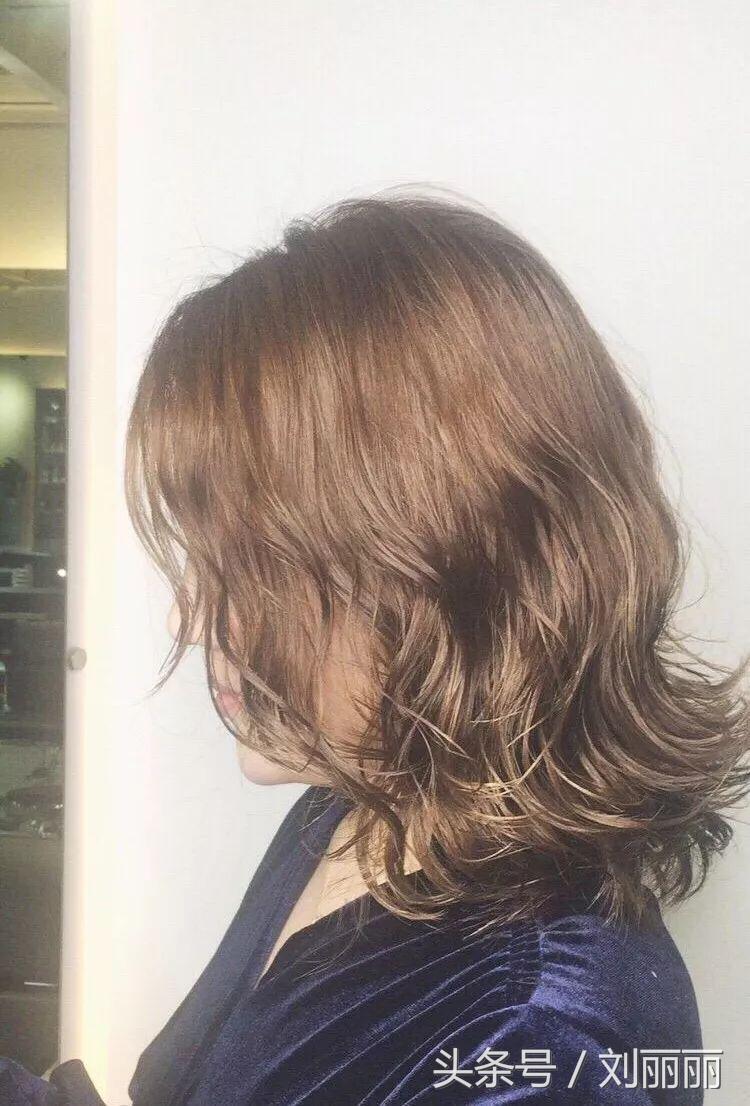 烫发怕老气慵懒锁骨烫时尚又减龄,羊毛卷冷烫怎么烫才不显老气