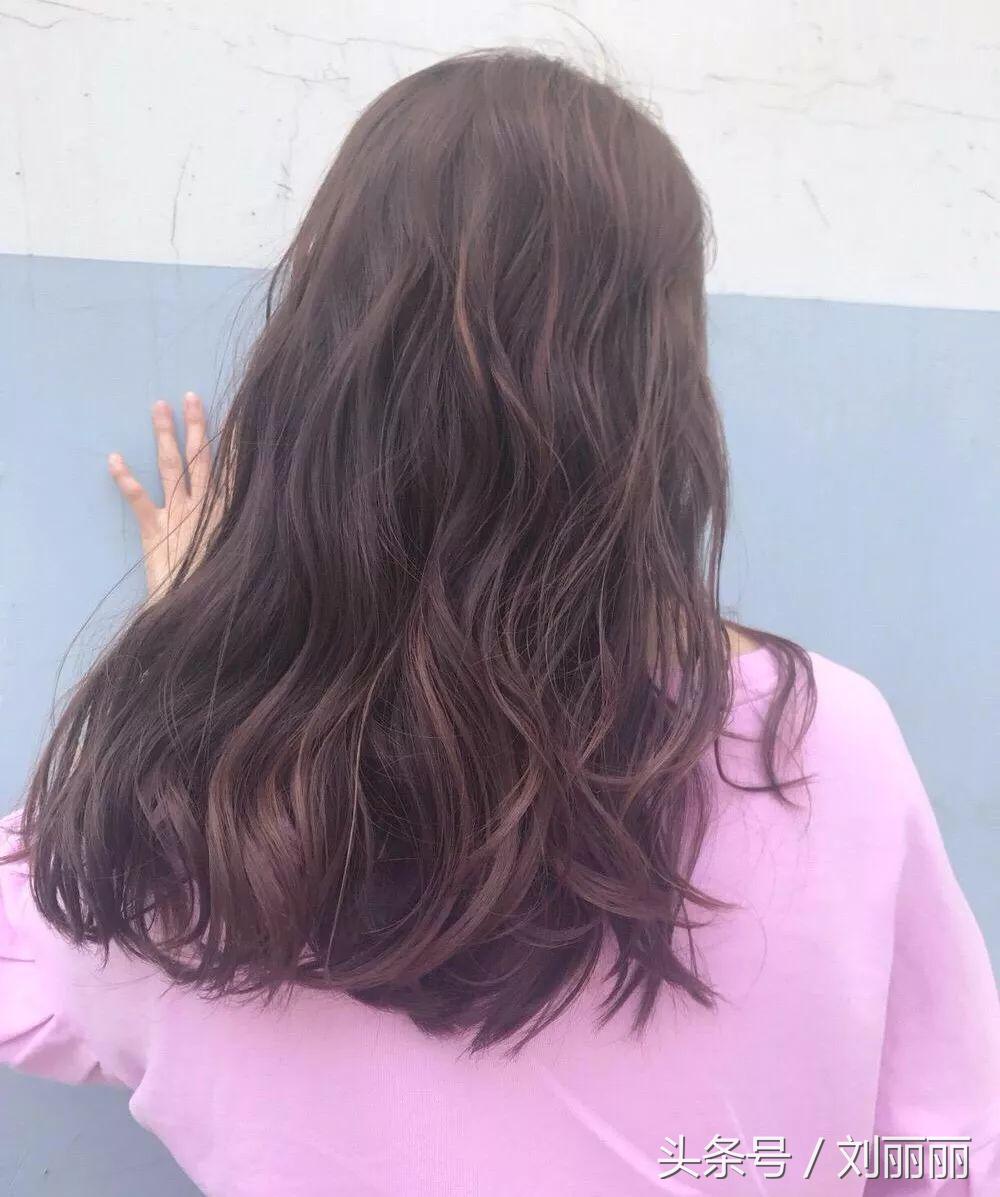 烫发怕老气慵懒锁骨烫时尚又减龄,羊毛卷冷烫怎么烫才不显老气