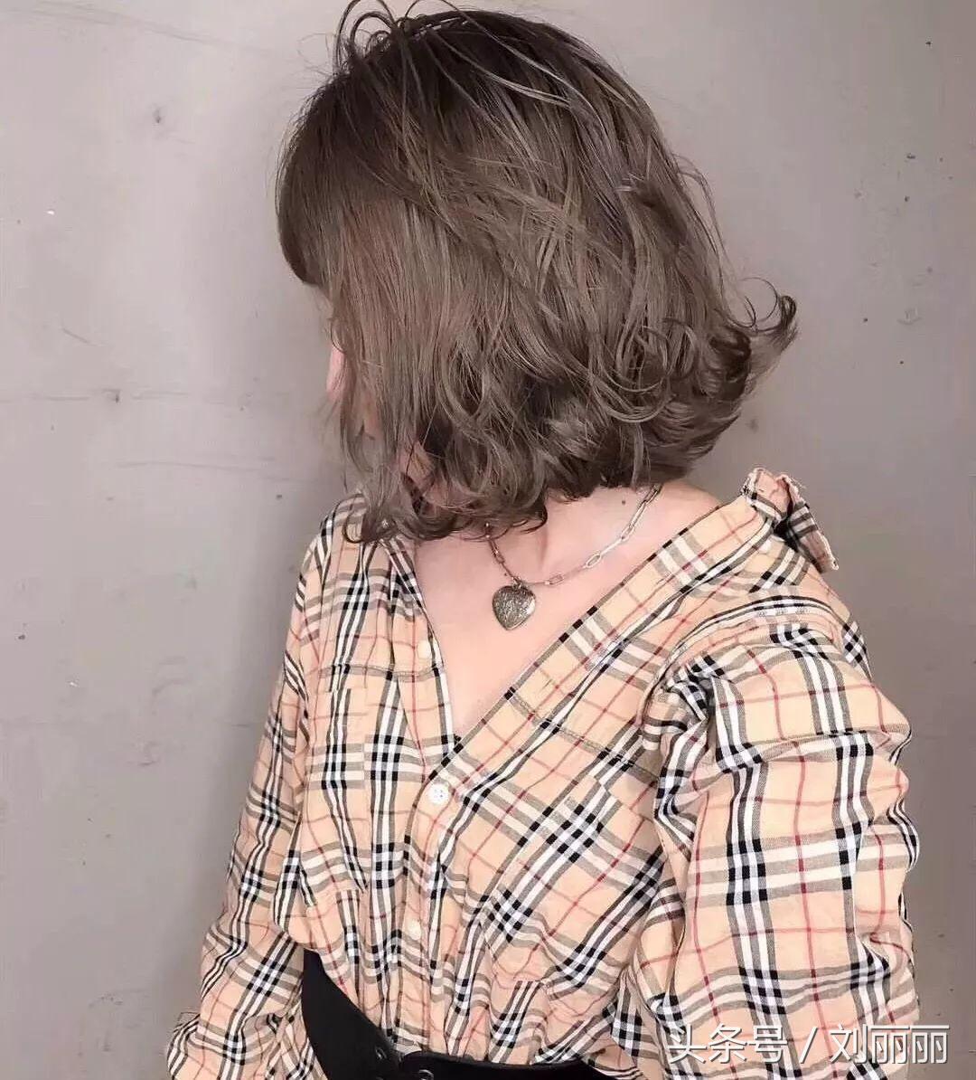 烫发怕老气慵懒锁骨烫时尚又减龄,羊毛卷冷烫怎么烫才不显老气