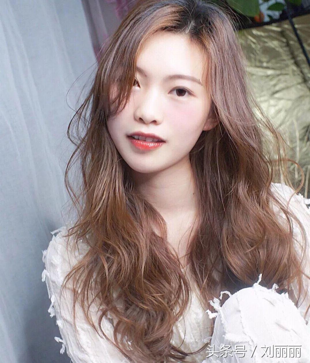 烫发怕老气慵懒锁骨烫时尚又减龄,羊毛卷冷烫怎么烫才不显老气