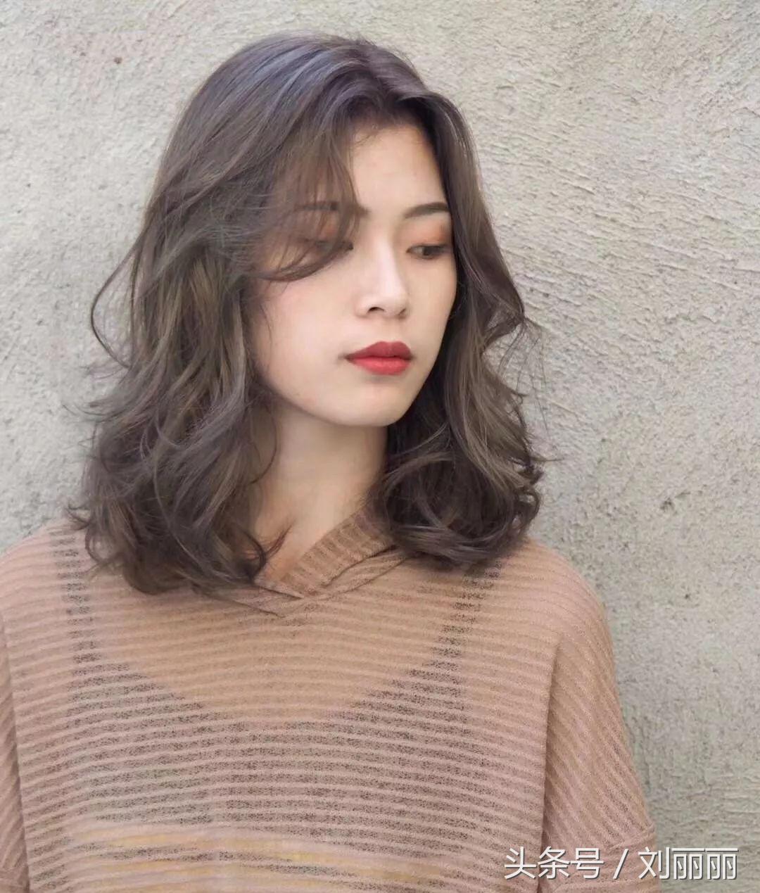 烫发怕老气慵懒锁骨烫时尚又减龄,羊毛卷冷烫怎么烫才不显老气