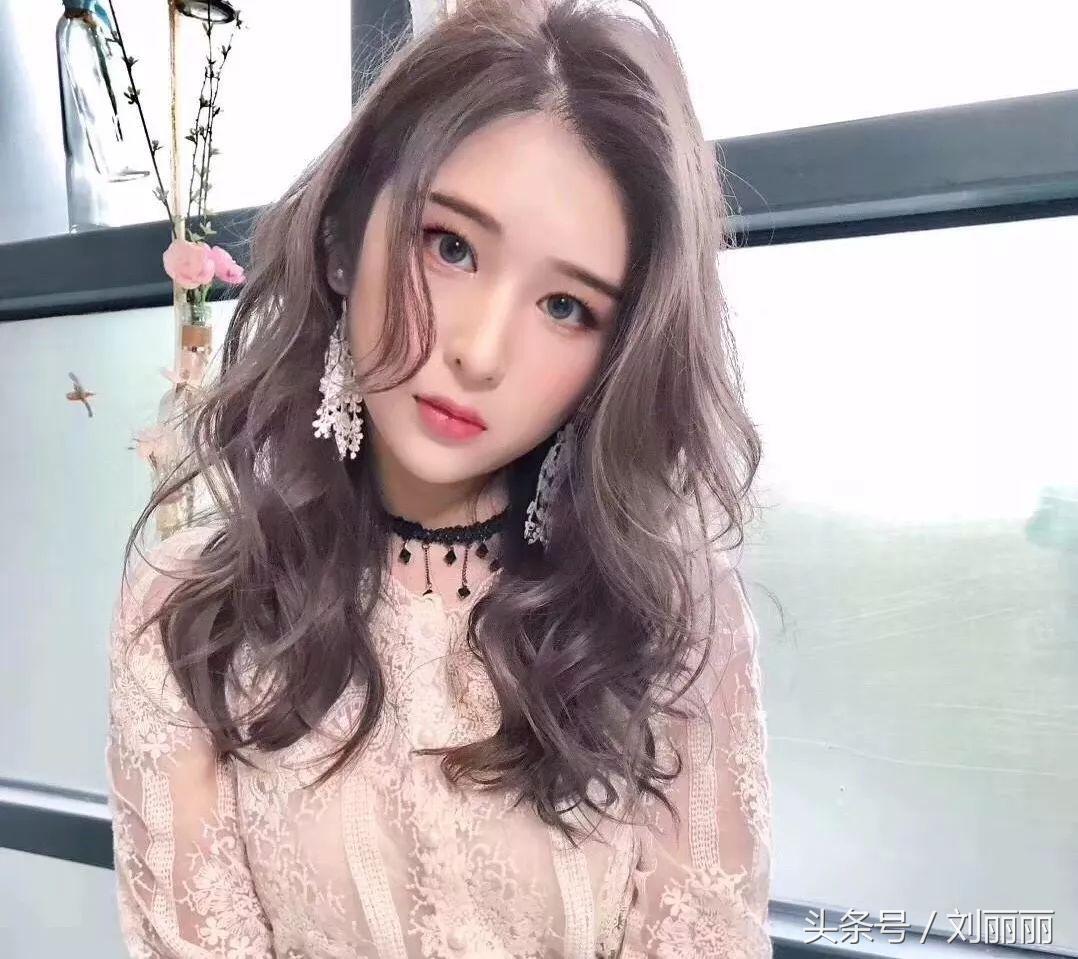 烫发怕老气慵懒锁骨烫时尚又减龄,羊毛卷冷烫怎么烫才不显老气