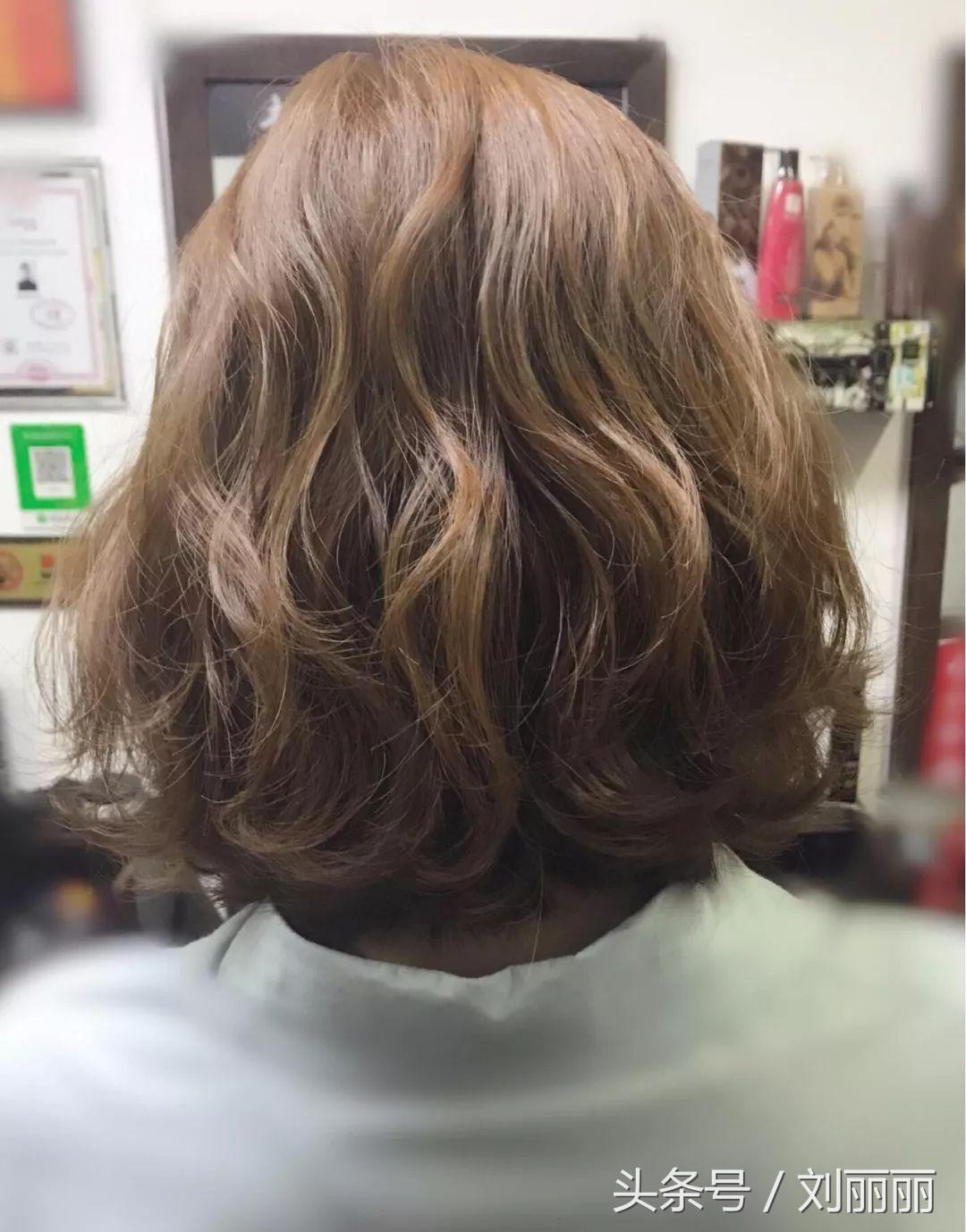 烫发怕老气慵懒锁骨烫时尚又减龄,羊毛卷冷烫怎么烫才不显老气
