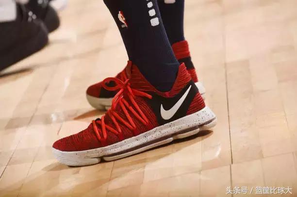 曼巴精神的对决！4月29日NBA赛场球鞋赏析