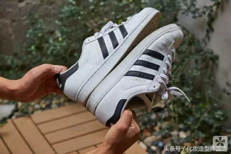 为什么小白鞋洗了晒干后会变黄,帆布小白鞋洗了晒干变黄怎么清洗